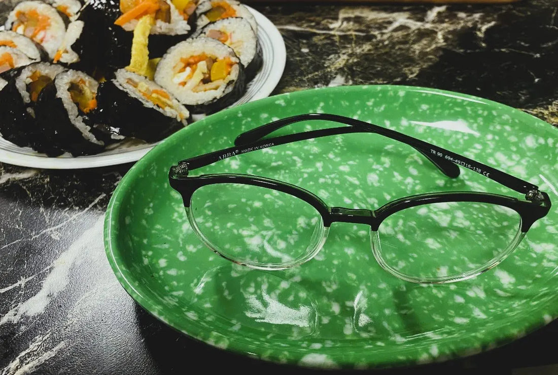 Korean gimbab-inspired Kimbab694 frame by Vionglasses is Round two-toned glasses of black and clear transparent color harmony.