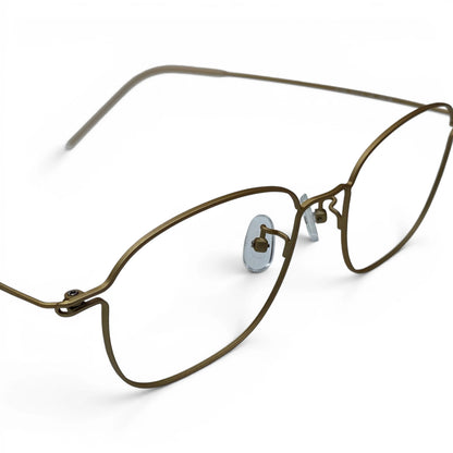 Goong 106 square titanium prescription eyeglasses, close-up of hinge detail