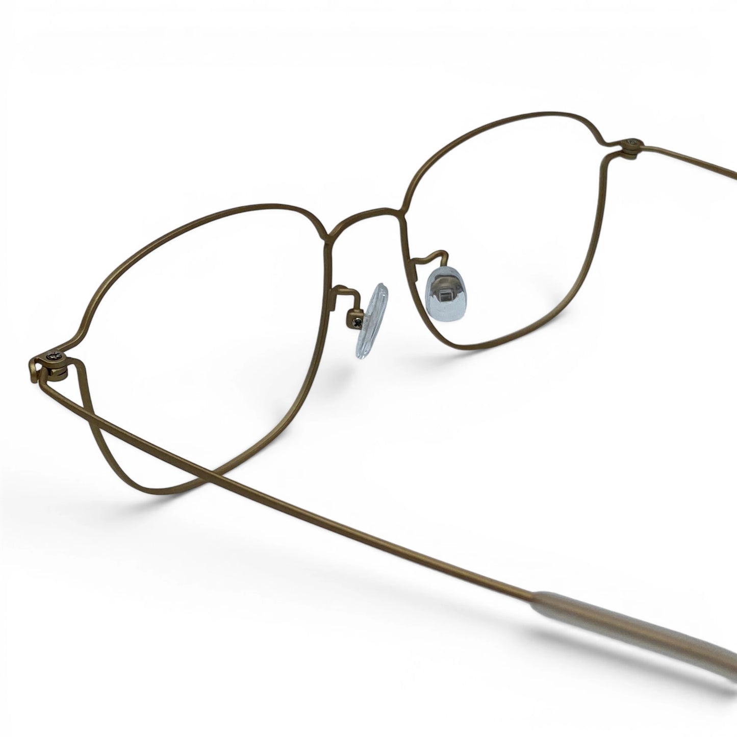 Goong 106 square titanium prescription eyeglasses, close-up of adjustable nosepads