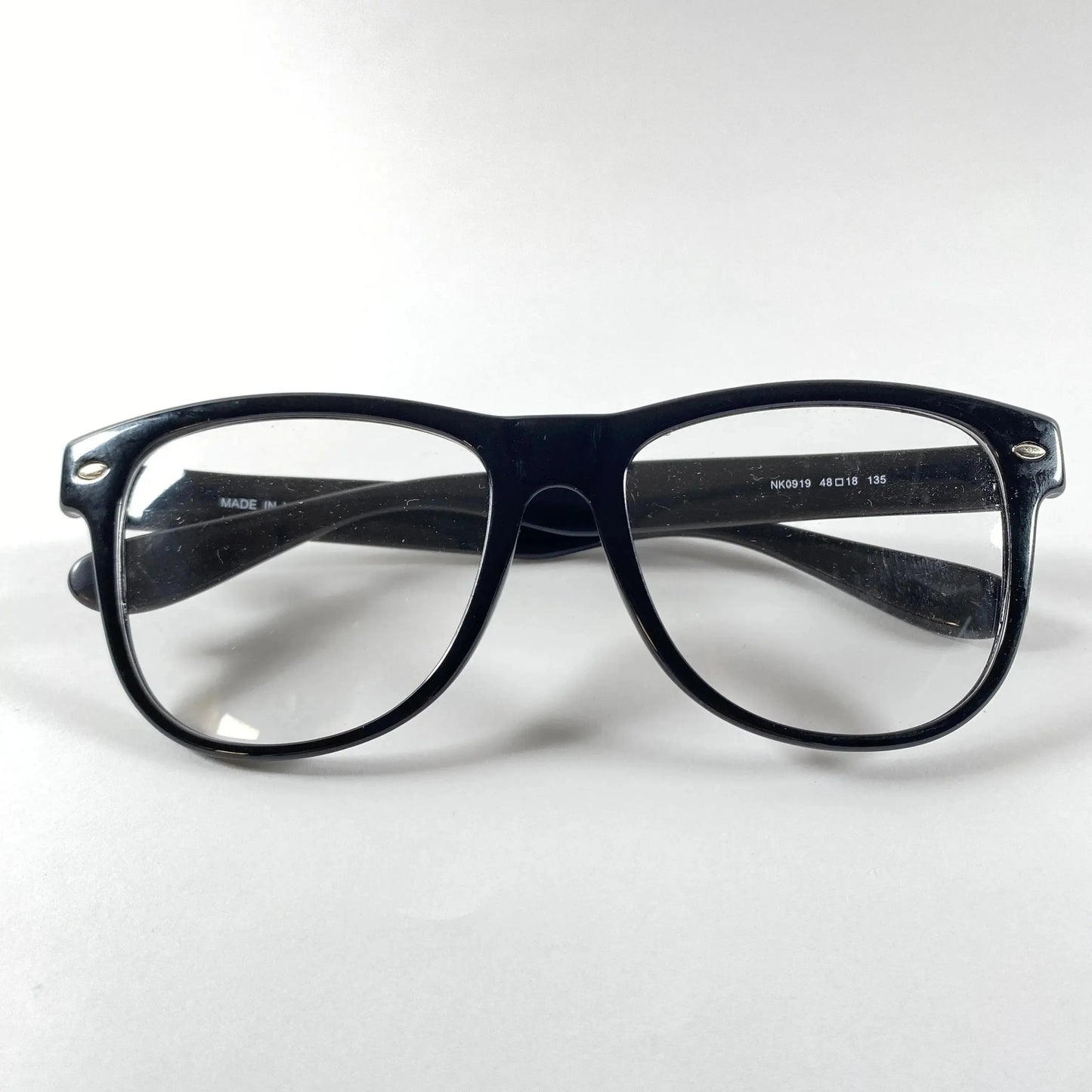 FaceFit 0919 detail view - integrated color-matched nose pads and premium TR557 frame construction