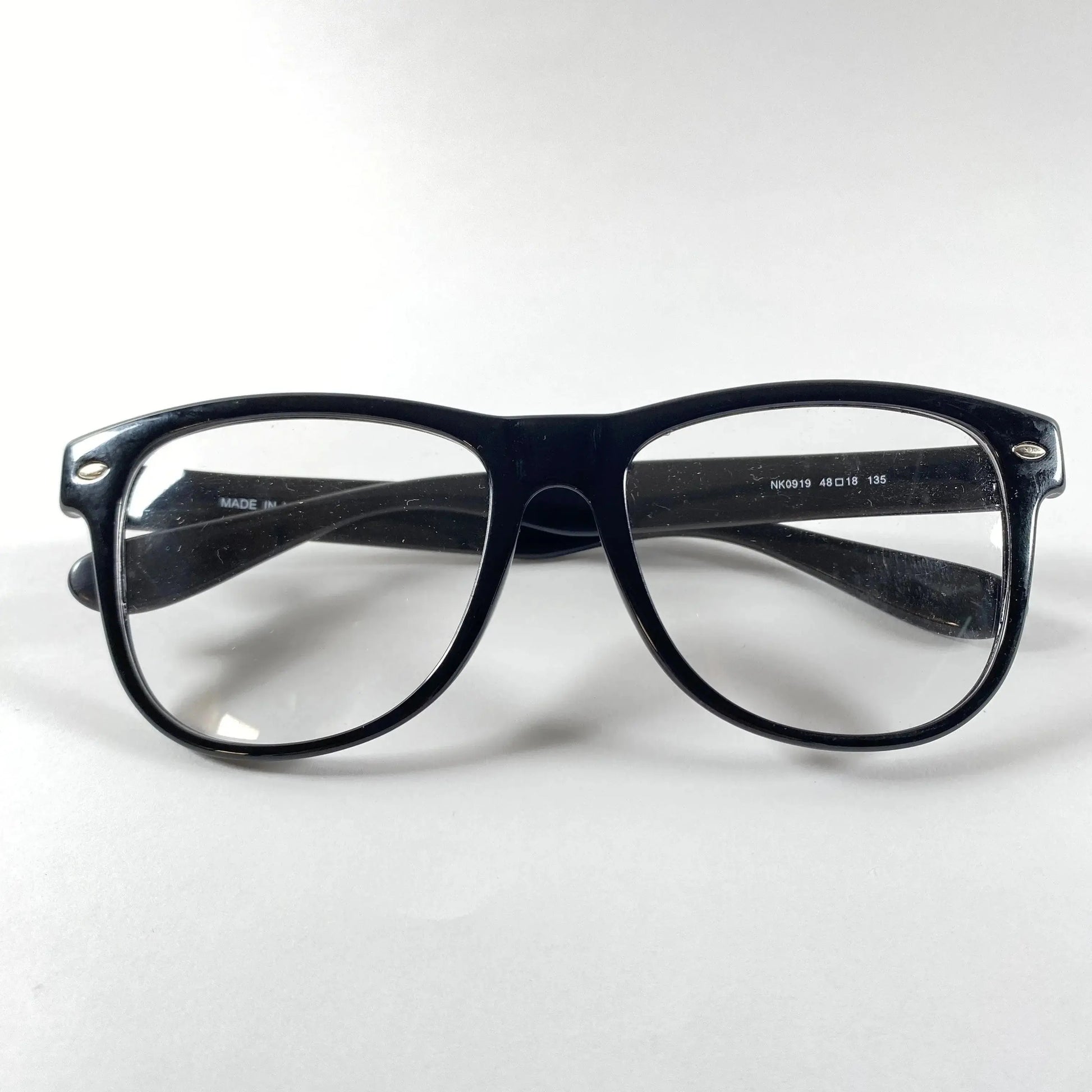 FaceFit 0919 detail view - integrated color-matched nose pads and premium TR557 frame construction