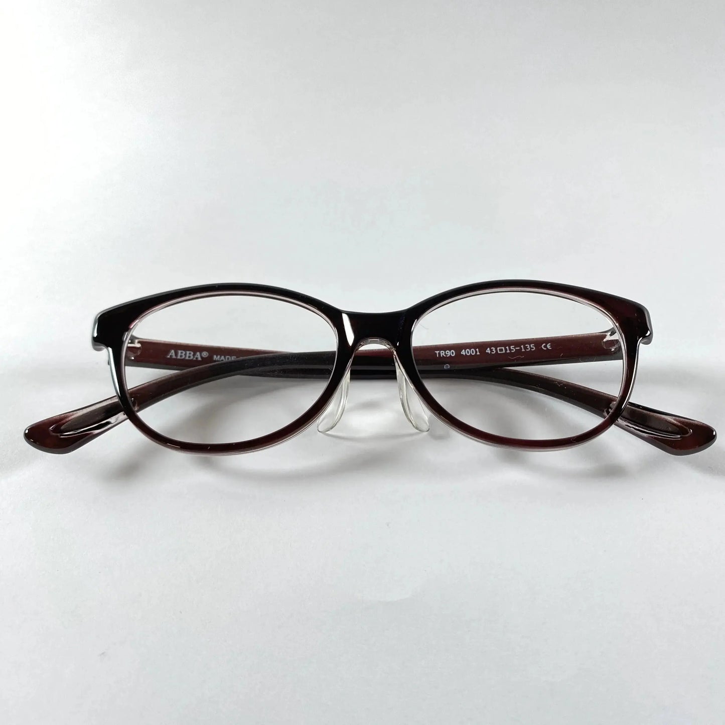 Hogi 4001 detail view - attachable nose pads and flexible frame construction for growing children