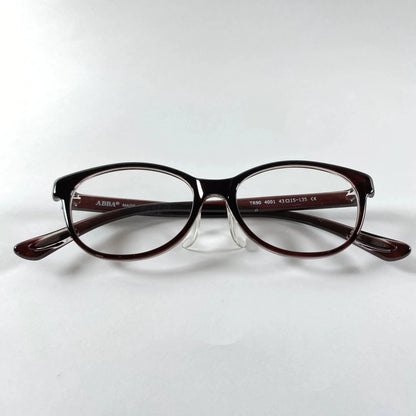 Hogi 4001 detail view - attachable nose pads and flexible frame construction for growing children